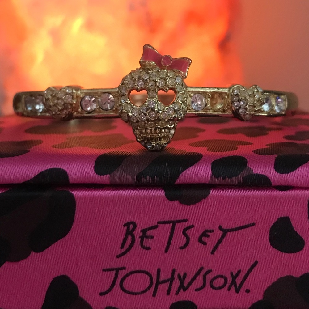 Betsey Johnson skull bangle